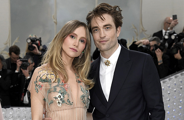 Robert Pattinson má první dítě se zpěvačkou Suki Waterhouse