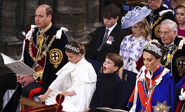 George a Charlotte zvládli korunovaci skvěle. Nezklamal ani smíšek Louis