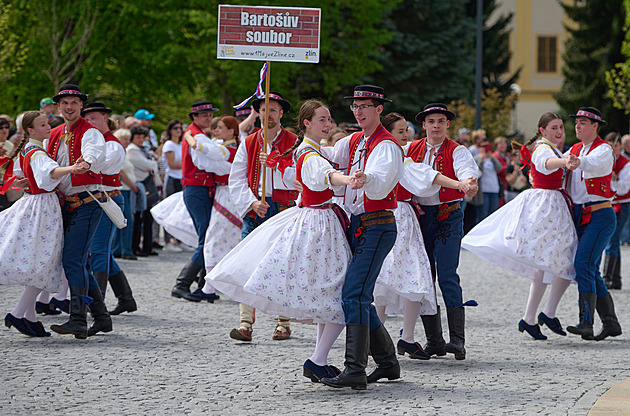 V prvomájovém průvodu šly Zlínem stovky lidí, baťovská tradice opět ožila