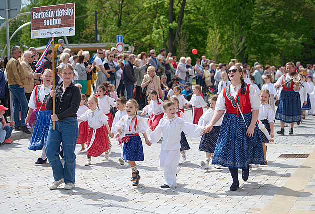 V prvomájovém průvodu šly Zlínem stovky lidí, baťovská tradice opět ožila