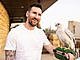 Lionel Messi pózuje s bílým sokolem na návštěvě Saúdské Arábie.