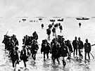 Japontí vojáci se vyloují na plái nedaleko anghaje. (listopad 1937)  