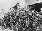 Japonské jednotky oslavují obsazení nádraí v anghaji. (listopad 1937)