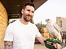 Lionel Messi pózuje s bílým sokolem na návtv Saúdské Arábie.