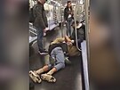 Kiícího cestujícího napadli mui v newyorském metru