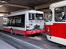 P�i sr�ce tramvaje s autobusem v Zahradn�m M�st� se lehce zranilo 8 lid�