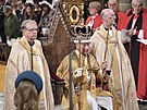 Král Karel III. sedí pi korunovaci s korunou svatého Eduarda, arcibiskupem z...