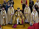 Britský král Karel III. je korunován korunou svatého Eduarda arcibiskupem z...