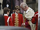 Britský král Karel III. hovo�í s princem Georgem p�ed Westminsterským opatstvím...