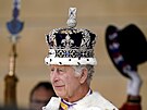 Britský král Karel III. pijímá královský pozdrav od písluník armády v...