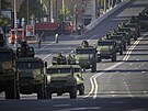 Ruská armádní vozidla smují na Rudé námstí v Moskv na vojenskou pehlídku...