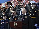 Ruský prezident Vladimir Putin pronáí projev bhem vojenské pehlídky v...