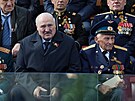 Bloruský prezident Alexandr Lukaenko sleduje vojenskou pehlídku v Moskv....