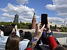 Lidé vítají vojenská vozidla na pehlídce ke Dni vítzství v Moskv. (9. kvtna...