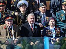 Uzbecký prezident avkat Mirzijojev sleduje vojenskou pehlídku v Moskv. (9....