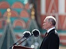Ruský prezident Vladimir Putin pronáí projev bhem vojenské pehlídky ke Dni...
