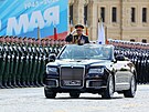 Ruský ministr obrany Sergej ojgu jede v kabrioletu Aurus bhem vojenské...