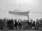 HMY Britannia piplouvá k nizozemskému pístavu IJmuiden, 25. bezen 1958