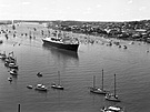 HMY Britannia na ece Brisbane bhem návtvy Austrálie v roce 1963. Vtí lo...