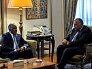 Egyptský ministr zahranií Sámeh ukrí (vpravo) hovoí s Dafalláhem Al-Haj...