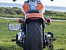 Zádí motocyklu dominuje 240 mm iroká zadní pneumatika.