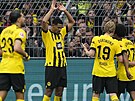 Dortmundtí fotbalisté slaví gól Sebastiena Hallera (druhý zleva).