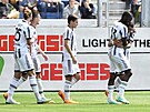 Fotbalisté Juventusu slaví vstelený gól v zápase proti Atalant.