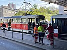 Dopravn� nehoda tramvaje a autobusu MHD na zast�vce Zahradn� m�sto omezila...