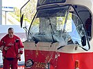 Dopravn� nehoda tramvaje a autobusu MHD na zast�vce Zahradn� m�sto omezila...