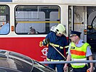 Dopravn� nehoda tramvaje a autobusu MHD na zast�vce Zahradn� m�sto omezila...