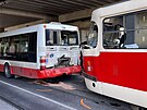 Dopravn� nehoda tramvaje a autobusu MHD na zast�vce Zahradn� m�sto omezila...