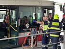 Dopravn� nehoda tramvaje a autobusu MHD na zast�vce Zahradn� m�sto omezila...