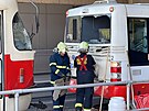 Dopravn� nehoda tramvaje a autobusu MHD na zast�vce Zahradn� m�sto omezila...