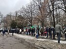 Obyvatelé Charkova stojí ve front na jídlo. (2. bezna 2022)