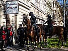 Na pochod fanouk Slavie na Letnou dohlíeli i policisté na koních.