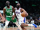 James Harden (1) z Philadelphia 76ers se v zápase s Boston Celtics tlaí do...