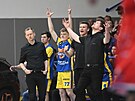 Ústecká lavika slaví v zápase s Pardubicemi, vlevo trenér Jan otnar.