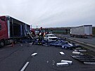 Na d�lnici D10 u Kosmonos se z kamionu vysypaly palety pln� elektrobateri� do...