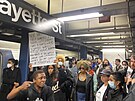 Ve stedu odpoledne se ve stanici metra v New Yorku, kde Neely zemel, sela...