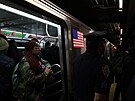 Ve stedu odpoledne se ve stanici metra v New Yorku, kde Neely zemel, sela...