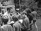 Akela neboli vedouc� Lv��at Ji�� Kobl�ek s d�tmi na t�bo�e, 1971