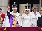 erstv korunovaný král Karel III. a královna Camilla pozdravili lidi z balkónu...