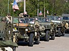lenové veterán car clubu 3. armády vyráejí v rámci Slavností svobody na jízdu...