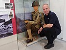 éf muzea generála Pattona Ivan Rollinger pedstavil figurínu v dobové uniform...