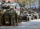 Kempy vojenskch historickch klub v centru Plzn. Slavnosti svobody zaaly....