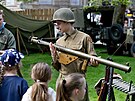 Kempy vojenskch historickch klub v centru Plzn. Slavnosti svobody zaaly....
