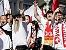 Momentka z pochodu fanouk Slavie na sparansk stadion na Letn.