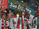 Slávistití fotbalisté se radují z triumfu v poháru. S trofejí juchá Ibrahim...