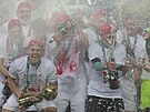 SPRCHA AMPASKÝM. Fotbalisté Slavie kepí s trofejí pro vítze MOL Cupu.