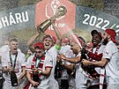 SLAVIA PRAHA, VÍTZ ESKÉHO POHÁRU 2022/23. Fotbalisté Slavie kepí s trofejí...